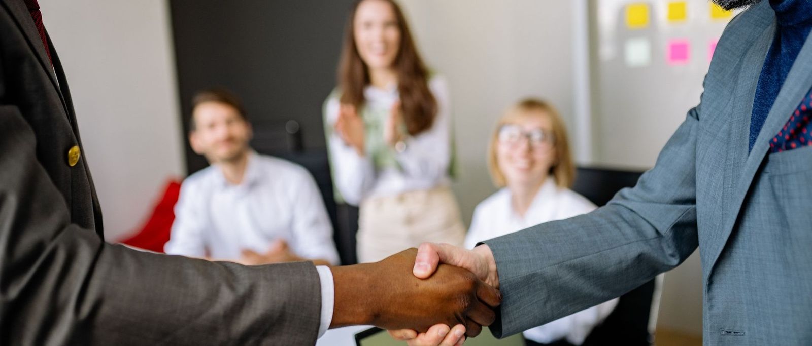 Mesa de trabalho com relatórios financeiros e análise de indicadores