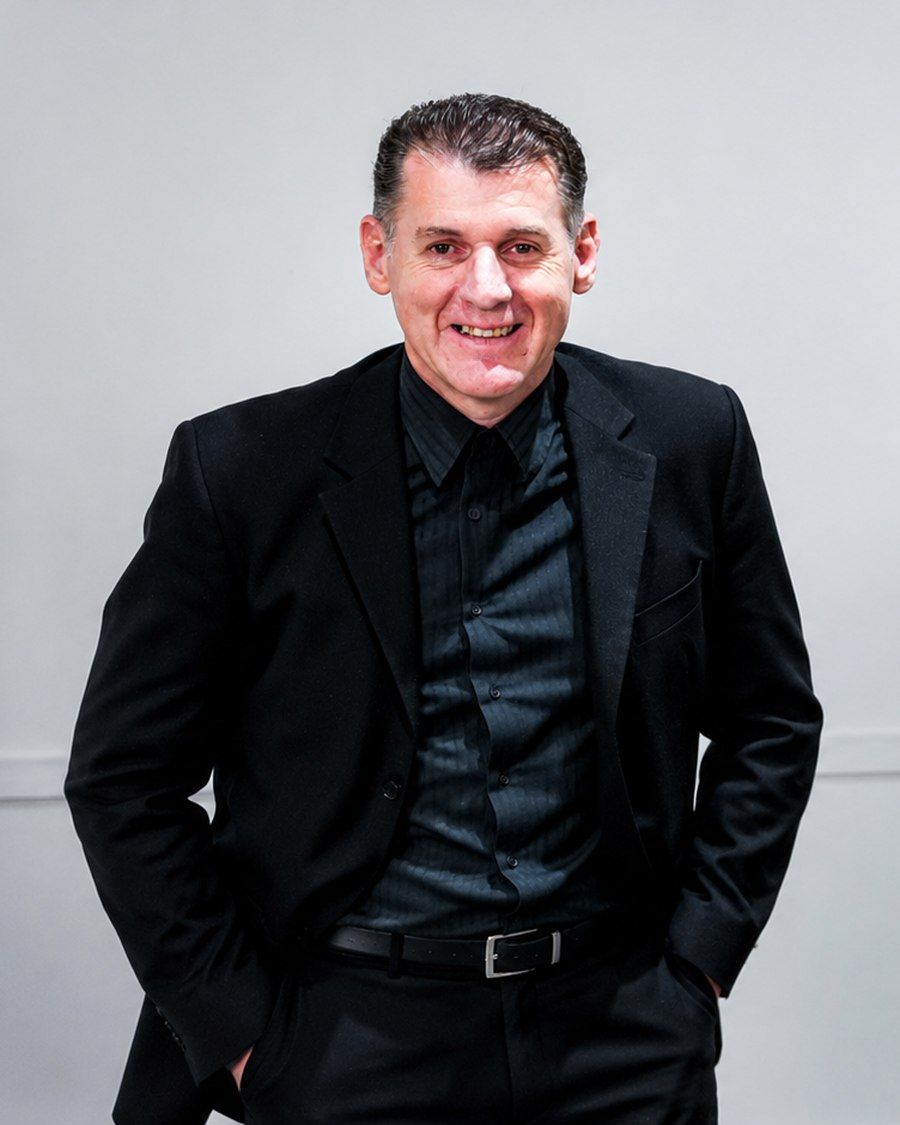 Jair Demarch, fundador da AVREMO Business Hub, em seu escritório
